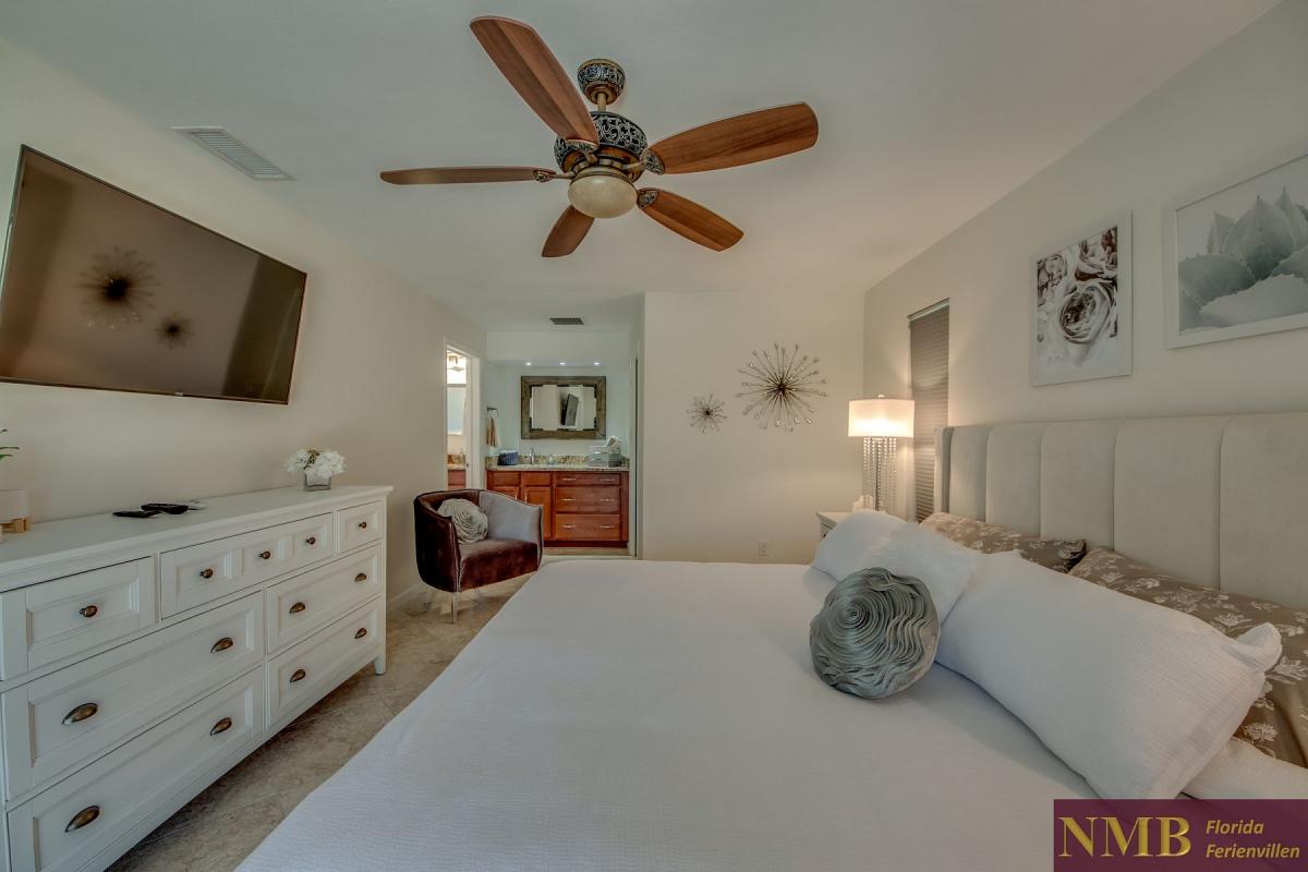 Ferienhaus-Cape-Coral-Cozy-Island_29-Master Bedroom